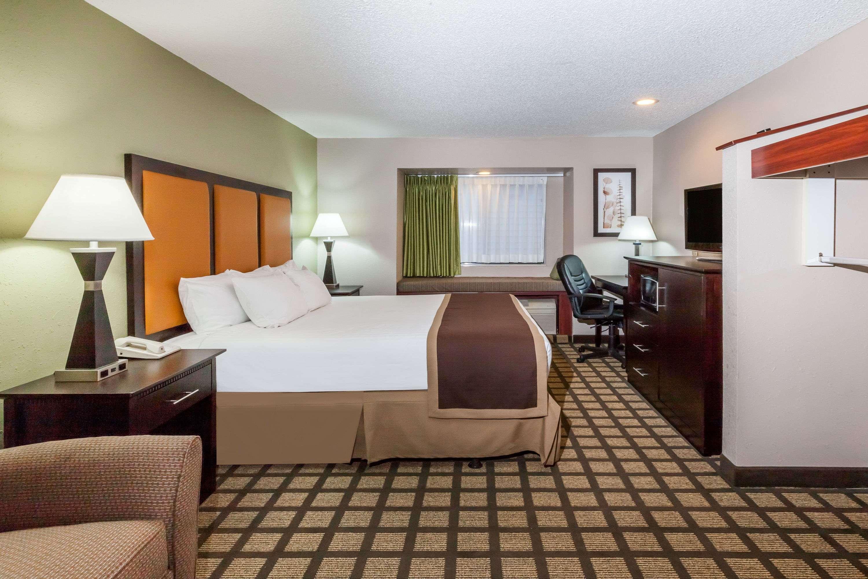 Baymont By Wyndham Gaylord Hotel Buitenkant foto