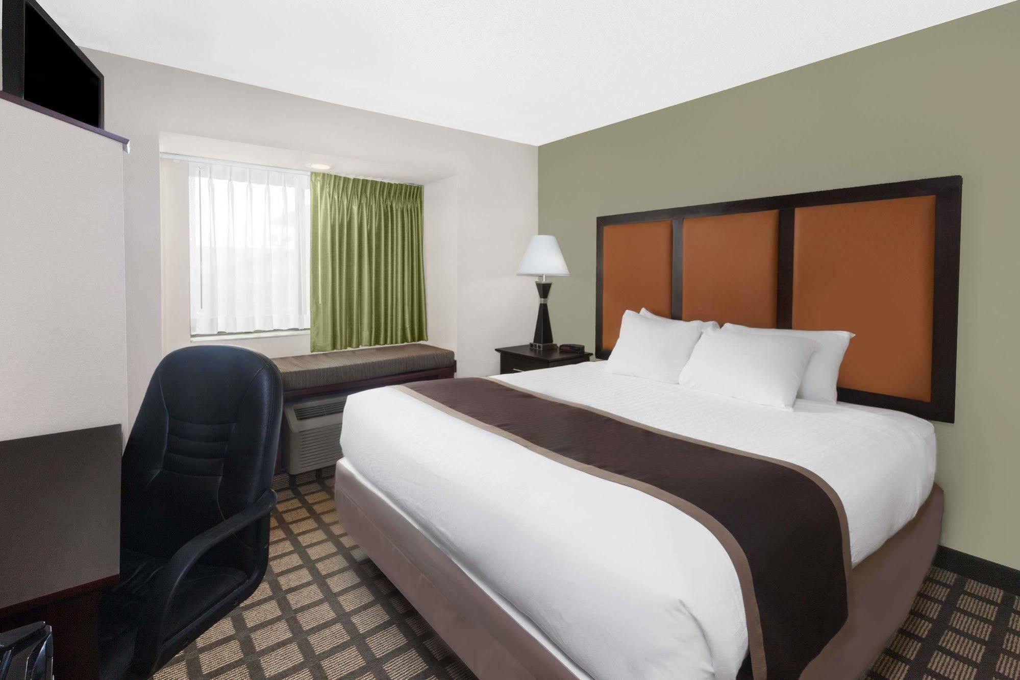 Baymont By Wyndham Gaylord Hotel Buitenkant foto